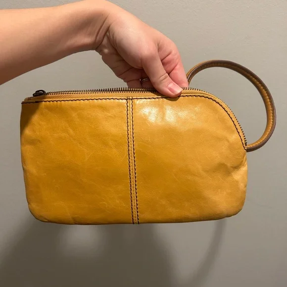 HOBO Sable Wristlet Polished Leather Natural - Picture 6 of 6
